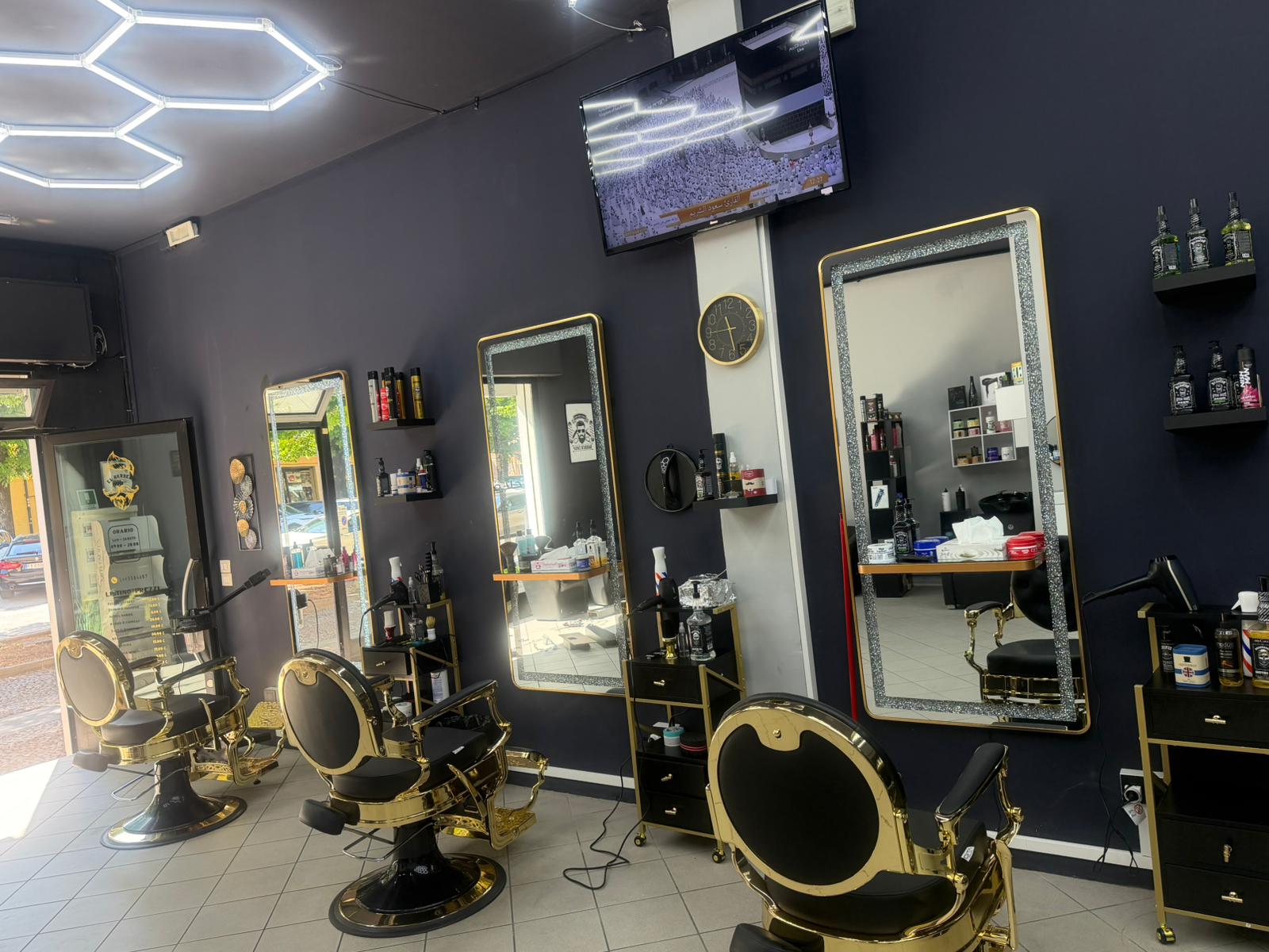 El Barbero Di Monselice interno barber shop sedie oro Monselice