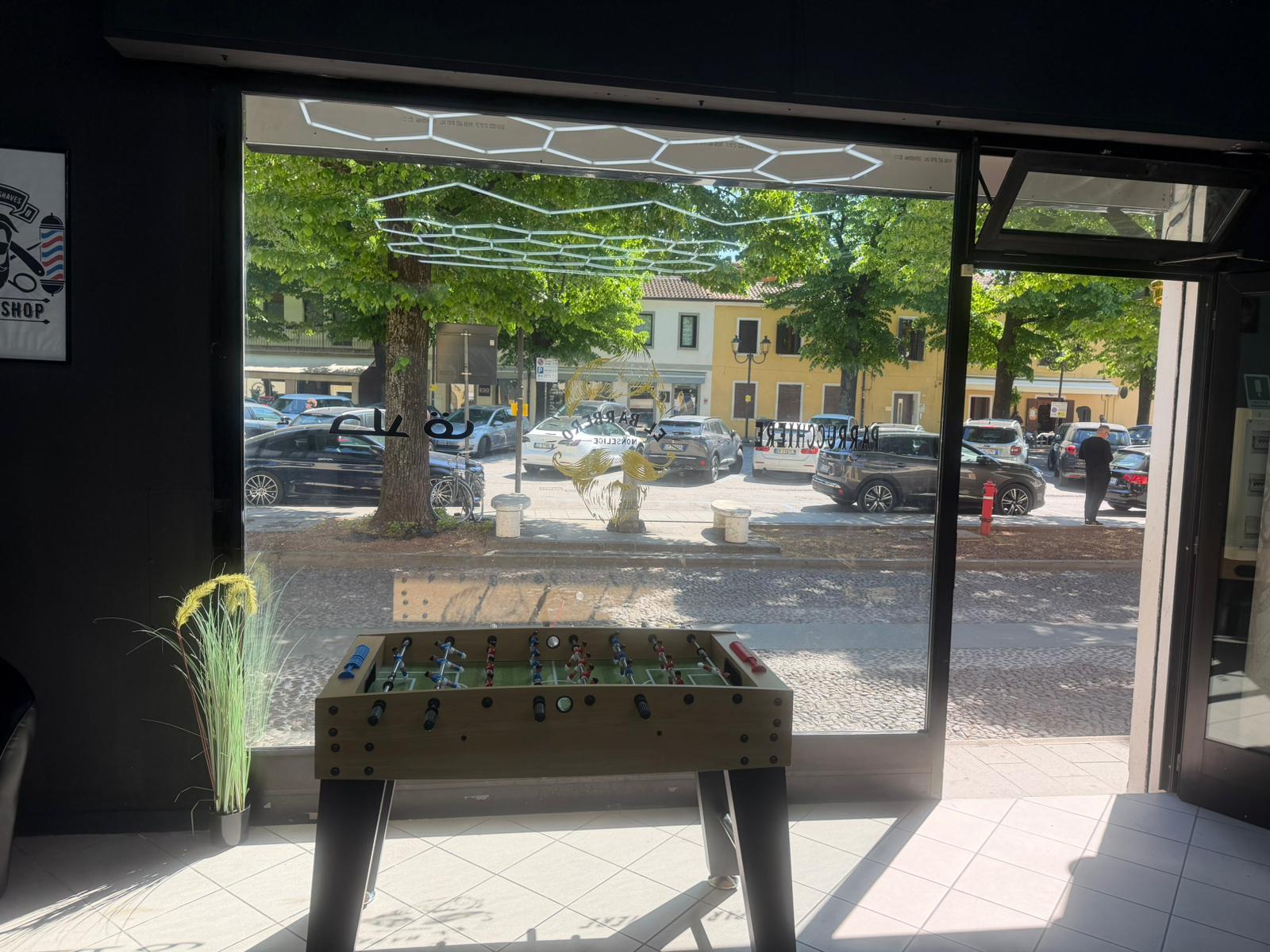 El Barbero Di Monselice vista dalla vetrina piazza Monselice biliardino