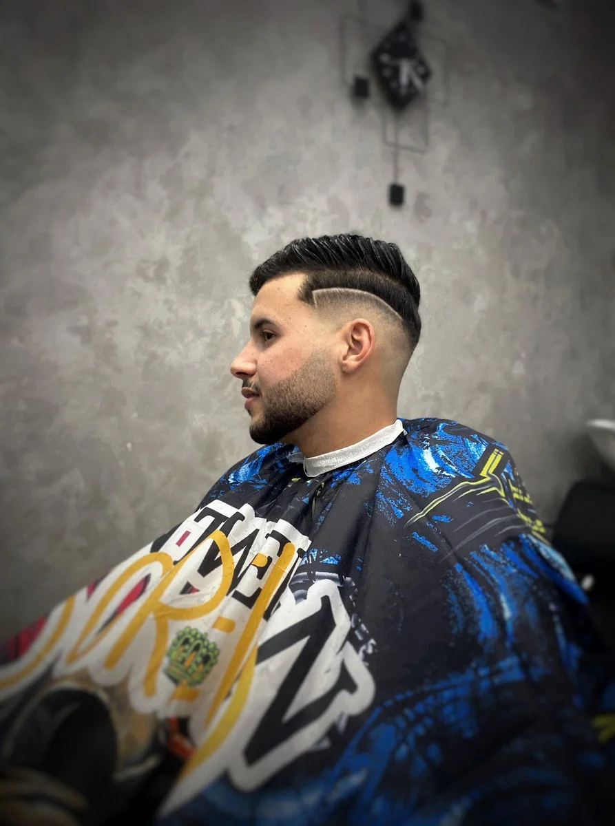 Taglio skin fade con disegno barbiere Monselice El Barbero